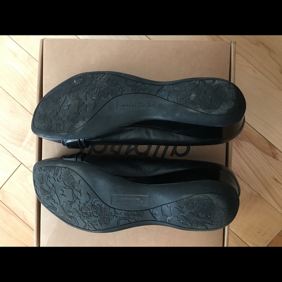 Kenneth Cole Reaction Flats - Picture 5 of 6